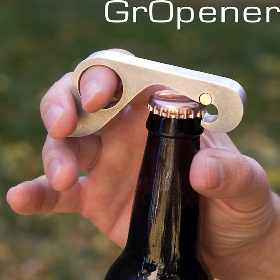 Foi pensando nisso que Mark Manger, fotógrafo e artista visual criou o GrOpnener, o primeiro abridor de garrafas onde você usa apenas uma mão!