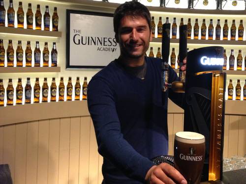 O lisboeta Bernardo Andrade Rodrigues, de 39 anos venceu o concurso valendo o cargo de profissional de cerveja da Guinness em Portugal.